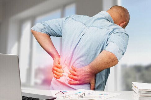 Οξύς πόνος στην πλάτη από υπερένταση ή τραυματισμό
